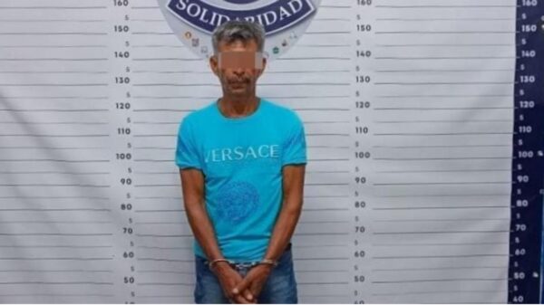 Detienen a sujeto con drogas en Villas del Sol de Playa del Carmen.