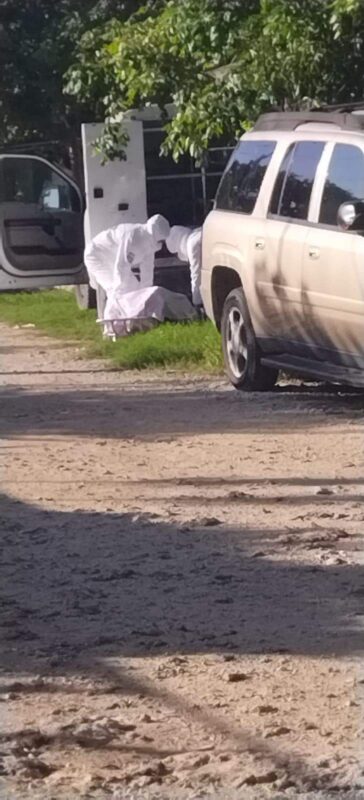 Peritos de la FGR llevan a cabo el levantamiento del cuerpo de la persona ejecutada en la colonia Santa Lucía.