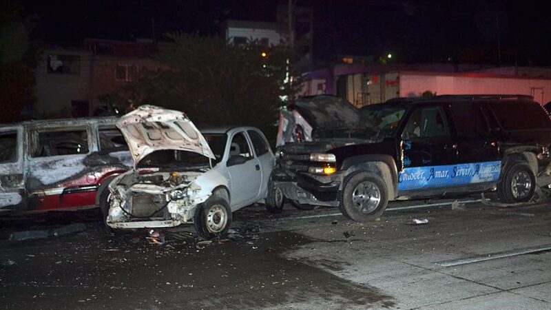 Dos muertos y 10 heridos en una carambola en autopista.