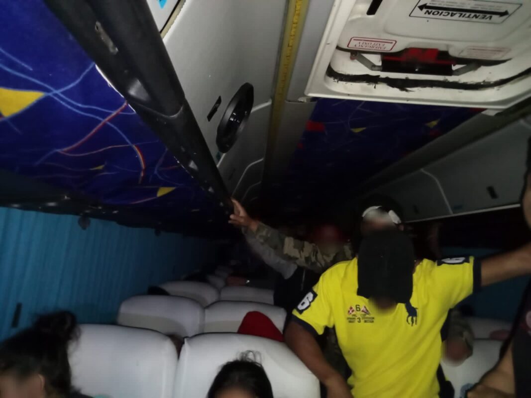 Rescatan en Veracruz a 143 personas extranjeras sin documentos migratorios; 114 viajaban en un autobús de pasajeros; las restantes 29 en vehículos.