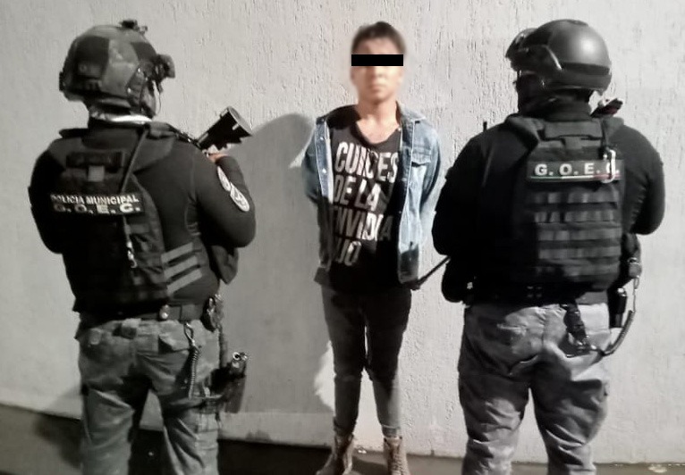 Otro ataque armado a un bar en Guanajuato (VIDEO); fueron detenidos dos sicarios tras la agresión que dejó a una mujer gravemente herida.