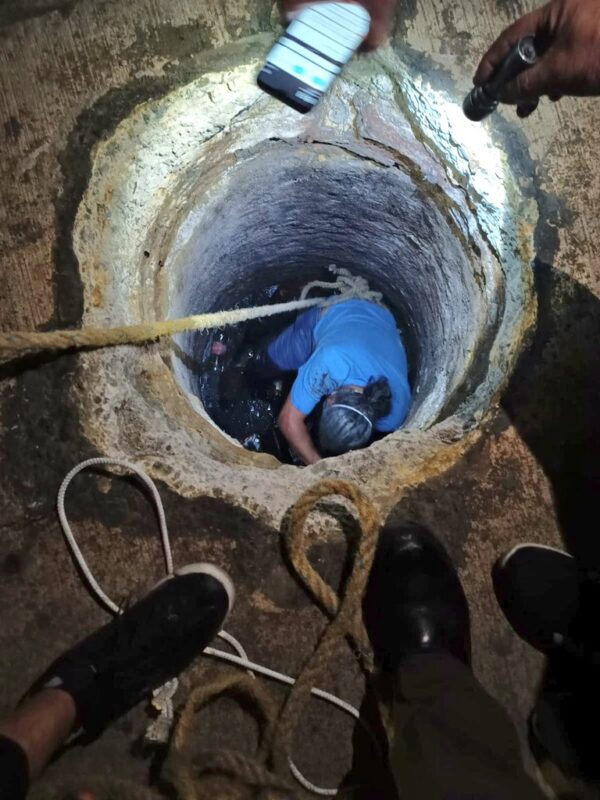 Mueren dos hermanas tras caer en una coladera en la Ciudad de México; ambas se ahogaron cuando una trató de auxiliar a la otra.