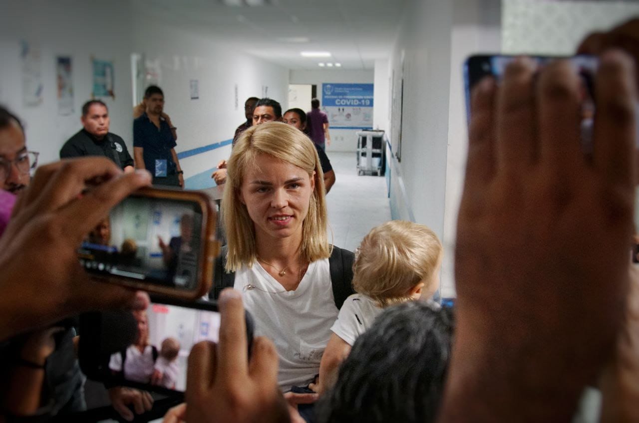 Entrega FGE Quintana Roo hijos sustraídos a su mamá extranjera; Monika Sebkova agradeció la intervención de la gobernadora y del fiscal.