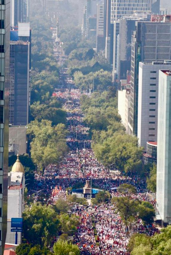 ‘Inunda’ calles de la CDMX la marcha del presidente AMLO; el Paseo de la Reforma lució abarrotada desde kilómetros antes del punto de partida.