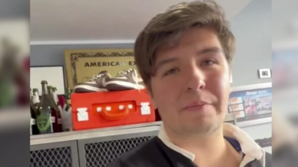 El "Fofo" Márquez lo vuelve a hacer, alardea compra de tenis de 7 MDP