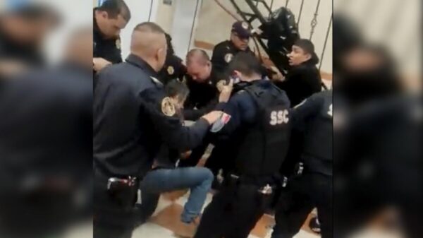 Policías se agarran a "trancazos" con cliente de taquería