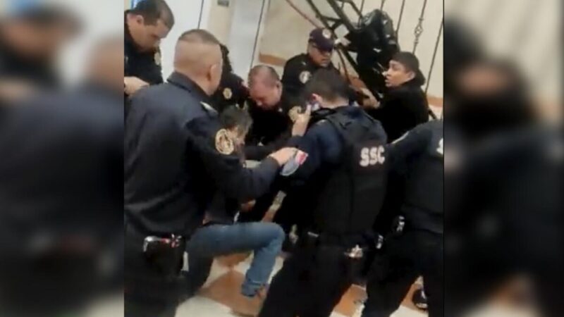 Policías se agarran a "trancazos" con cliente de taquería