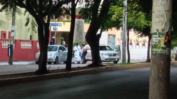 Abandonan coche con un cadáver encajuelado en Playa del Carmen.
