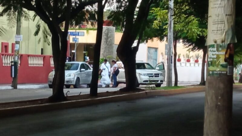 Abandonan coche con un cadáver encajuelado en Playa del Carmen.