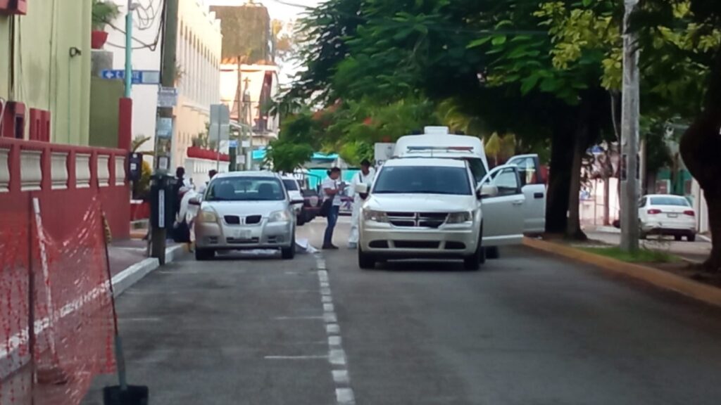 Abandonan coche con un cadáver encajuelado en Playa del Carmen; en el Pontiac G3 con placas 93-NBR, se halló un narcomensaje.