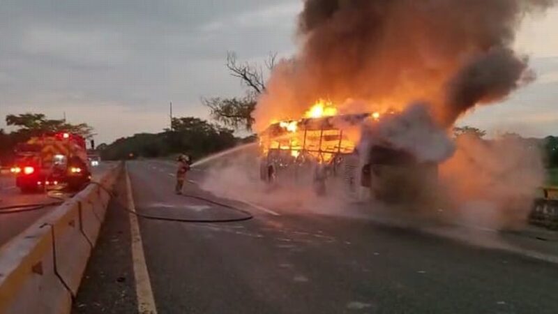 Se incendia autobús de pasajeros en Tabasco (VIDEO).