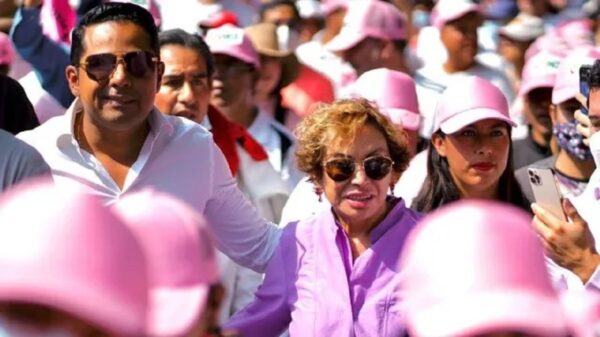 Une la desmemoria a personajes tan disímbolos en manifestación