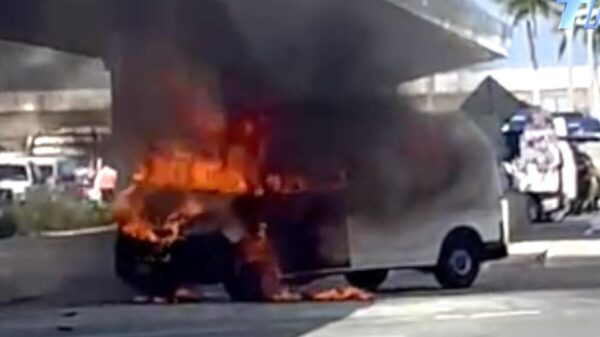Incendio de vehículo desata el pánico en Aeropuerto de Cancún