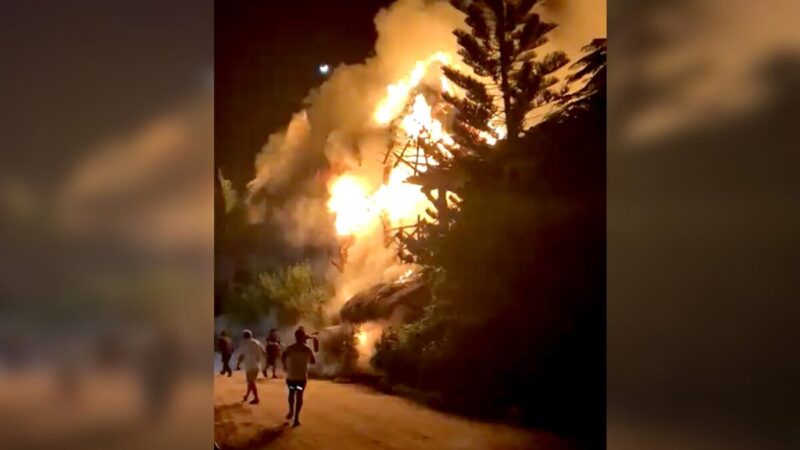 Se incendia palapa de hotel en Holbox