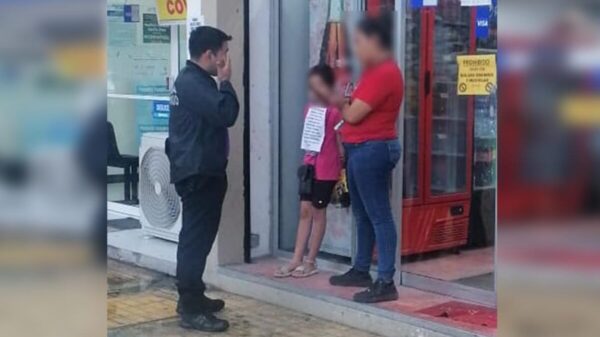 Detienen a madre en Cancún por exhibir a su hija con un letrero