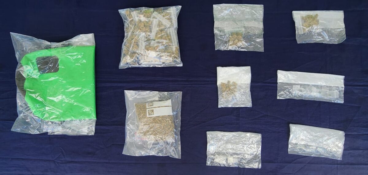 Detienen a grupo de narcotiradores en playa Xcalacoco de Playa del Carmen; les decomisaron bolsas con varias dosis de drogas.