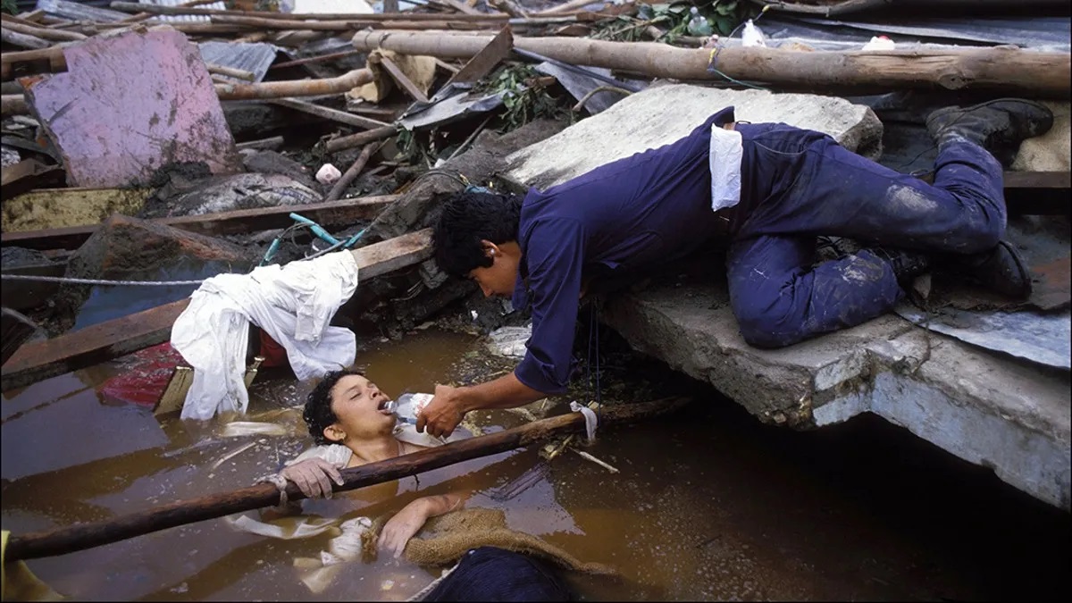 Omayra Sánchez, la niña que enfrentó con valor su muerte; 60 horas duró su agonía atrapada, entre escombros y lodo tras una avalancha en Armero, Colombia, hace 37 años.