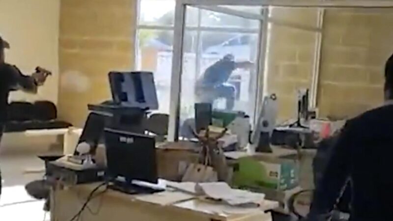 Reo protagoniza peliculesca fuga en juzgado de Jalisco