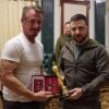 Sean Penn entrega estatua de los Premios Óscar a Volodímir Zelenski