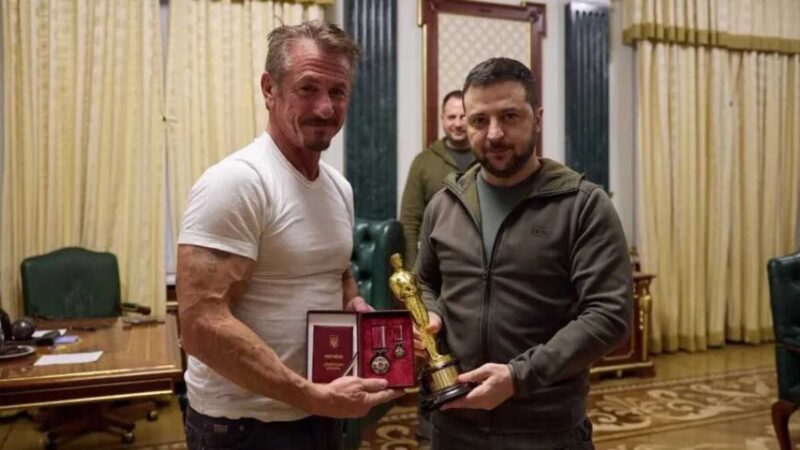 Sean Penn entrega estatua de los Premios Óscar a Volodímir Zelenski