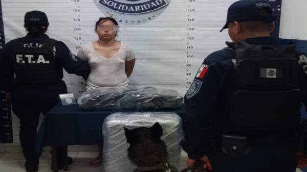 Cae una mujer con maleta con droga en terminal de autobuses de Playa del Carmen.