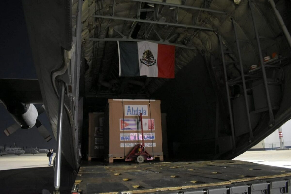 El primer embarque de la vacuna cubana Abdala contra el Covid-19, procedente de La Habana, llegó anoche al AIFA.