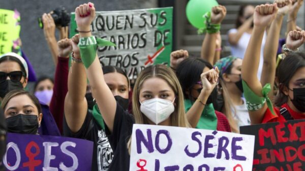 Refrenda Encinas compromiso de eliminar violencia contra mujeres