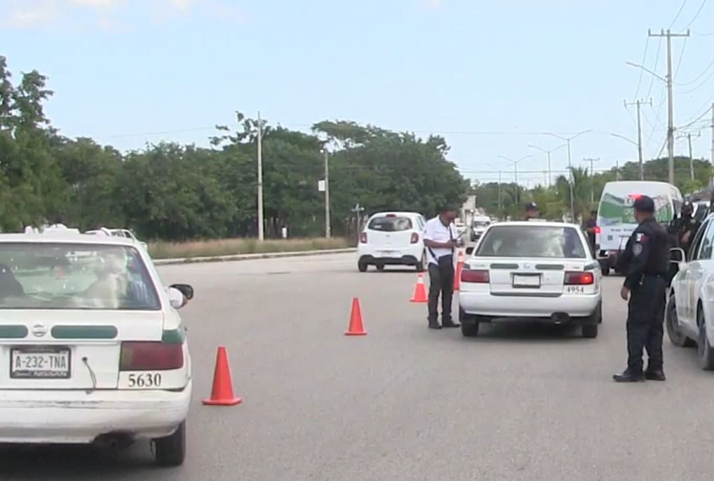 El gremio y la Policía Municipal van contra taxis y operadores piratas en Cancún para brindar seguridad a los usuarios.