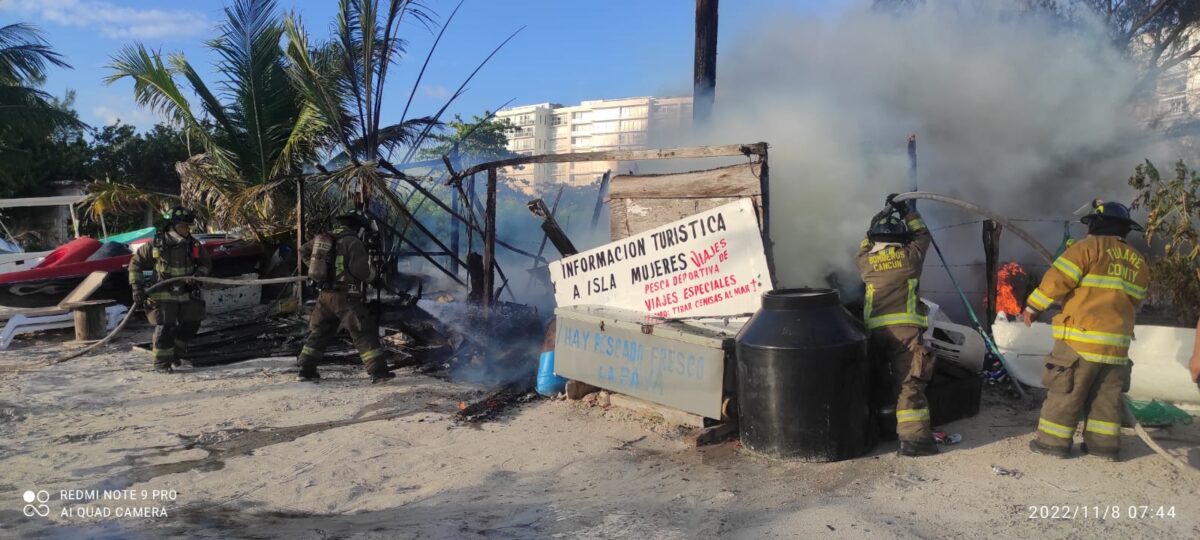 Consume el fuego una bodega de pescadores en Puerto Juárez; se desconocen las causas por las que se originó el incendio.