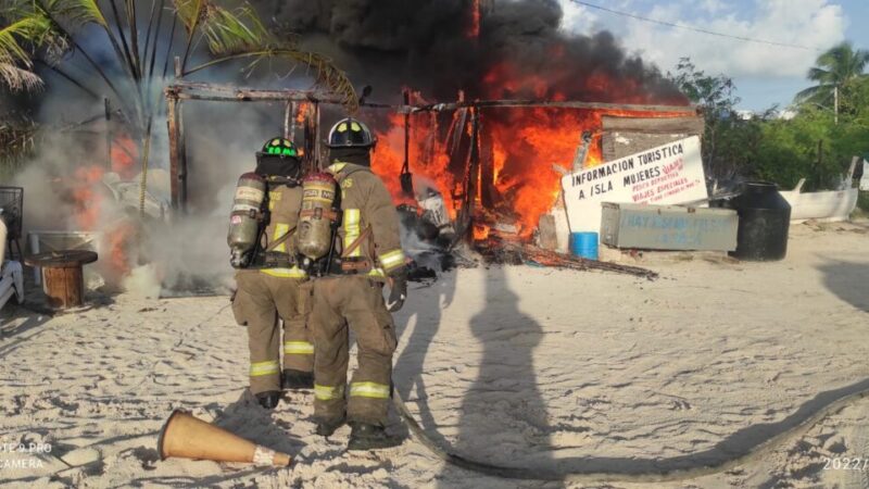 Consume el fuego una bodega de pescadores en Puerto Juárez.