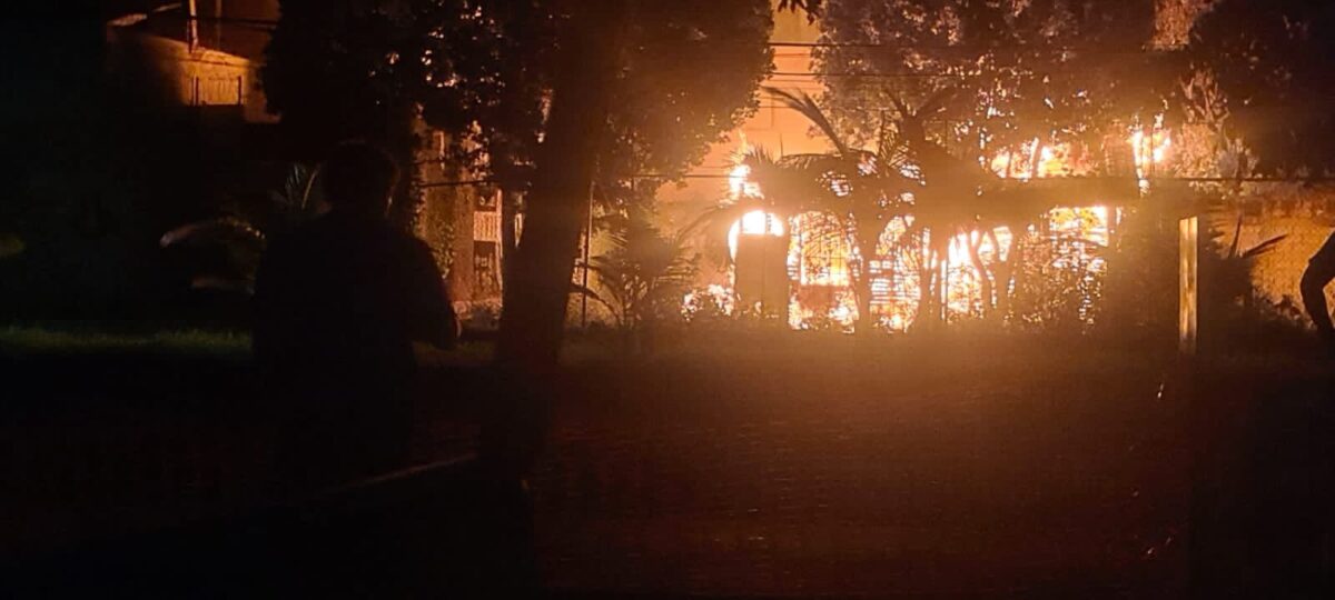 Se registra incendio en una palapa asegurada por la fiscalía en Cancún (VIDEO); solo se registraron daños en antiguo lotes de autos usados.