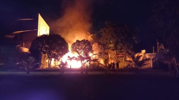 Se registra incendio en una palapa asegurada por la fiscalía en Cancún (VIDEO).