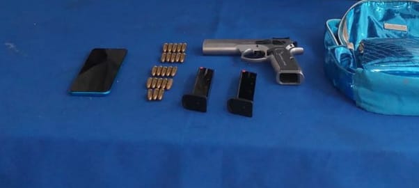 Detienen a dos por robo a mano armada a maderería en Cancún; fueron detenidos cuando se daban a la fuga. Les hallaron un arma.