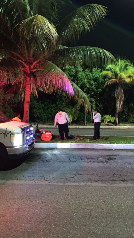 Repartidor de Rappi derrapa y pierde la vida en avenida de Cancún; por exceso de velocidad y pavimento mojado provocaron la tragedia.