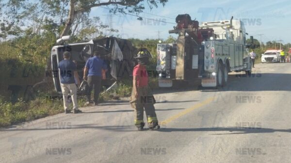 Vuelca autobús de Bestbus en carretera Leona Vicario-Cancún.
