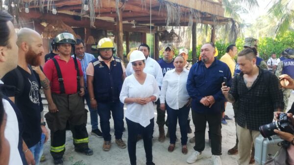 Recorre la gobernadora Mara Lezama la zona devastada por incendiio en Holbox.