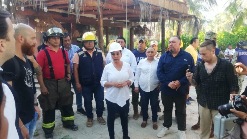 Recorre la gobernadora Mara Lezama la zona devastada por incendiio en Holbox.