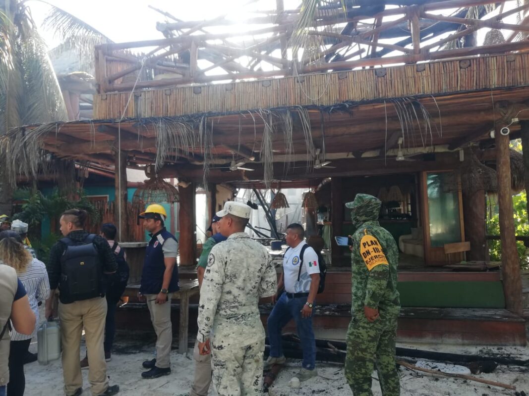 Recorre la gobernadora Mara Lezama la zona devastada por incendio en Holbox; adelanta que la isla contará con una estación de bomberos.