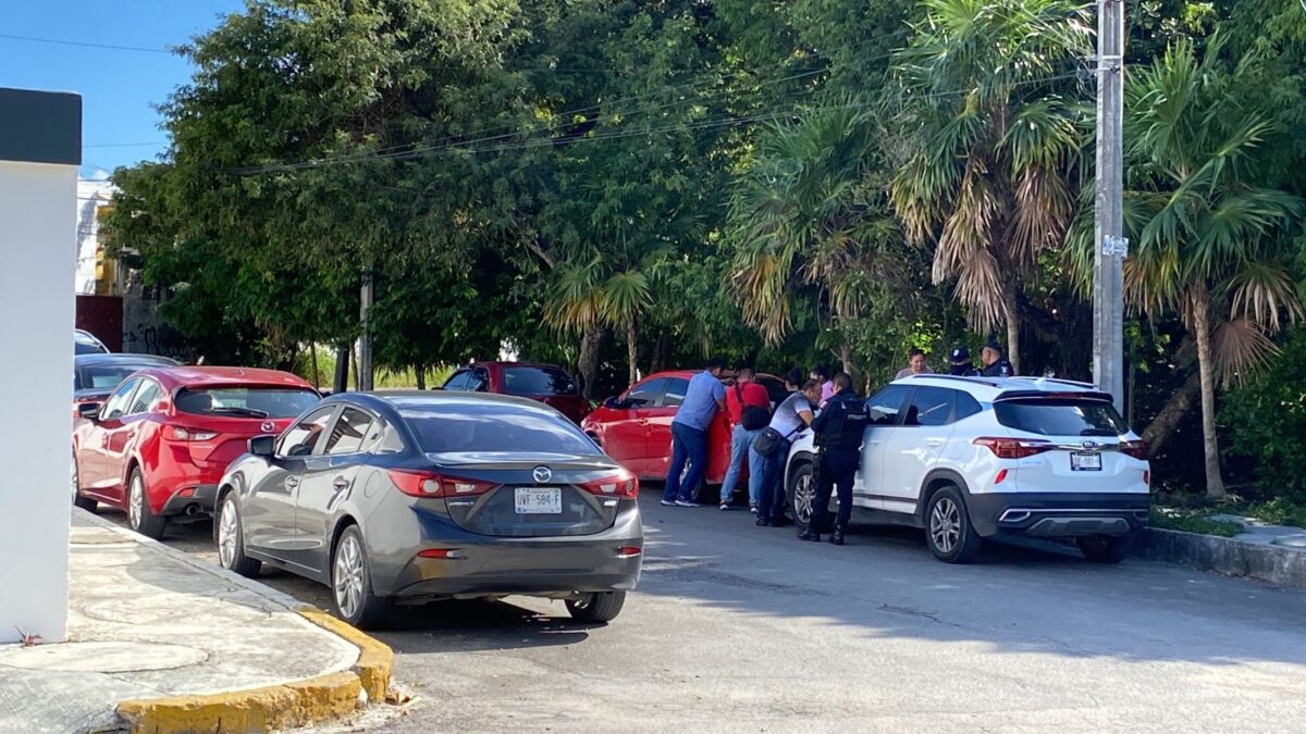 Roban 1.5 mdp en un despacho de la Supermanzana 39 de Cancún (VIDEO); sujetos armados sorprendieron a los empleados.