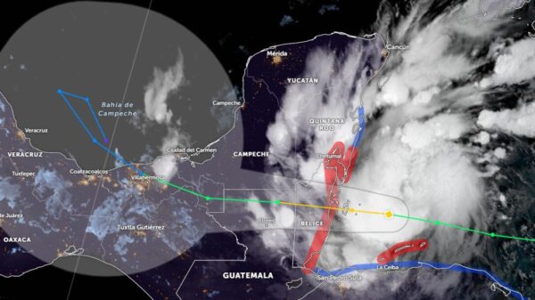 Se convierte "Lisa" en huracán categoría uno; se acerca a Quintana Roo.