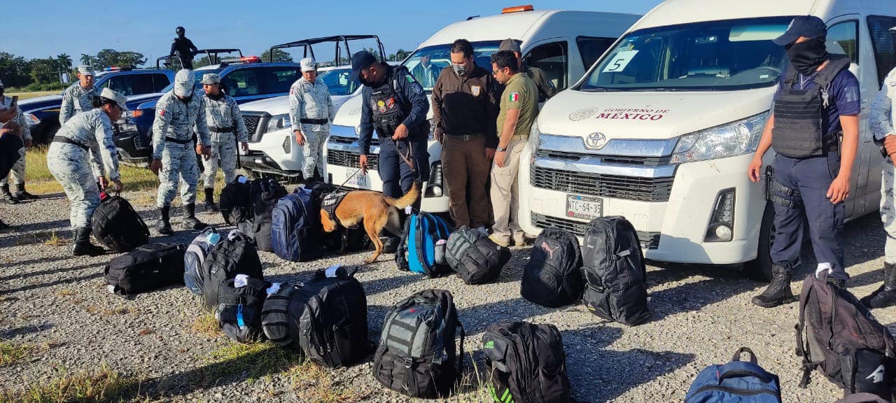 Trasladan vía aérea a grupo de indocumentados asegurados en Quintana Roo; grupo de coordinación brindó seguridad al personal del INM.