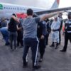 Trasladan vía aérea a grupo de indocumentados asegurados en Quintana Roo.