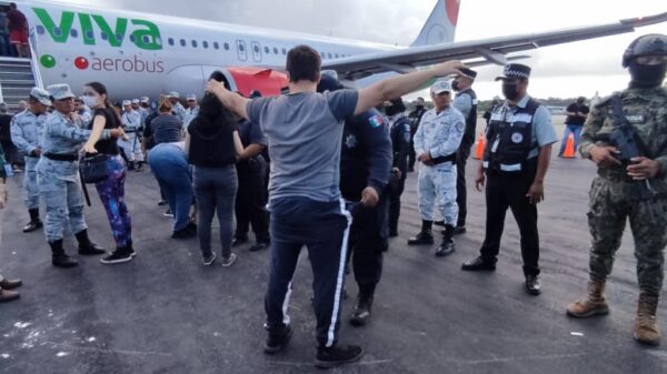Trasladan vía aérea a grupo de indocumentados asegurados en Quintana Roo.