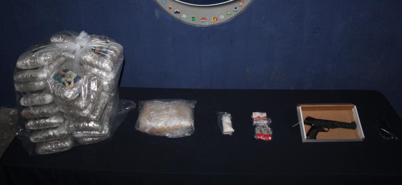 Detienen a taxista de Cancún armado y con droga; Miguel Ángel “N” fue asegurado por la Policía en posesión de cocaína y marihuana empaquetada.