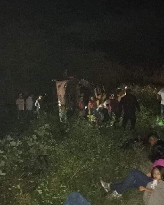 Vuelva autobús de ‘La Chule’ con destino a Tabasco; el accidente ocurrió en la carretera Chetumal-Felipe Carrillo Puerto.