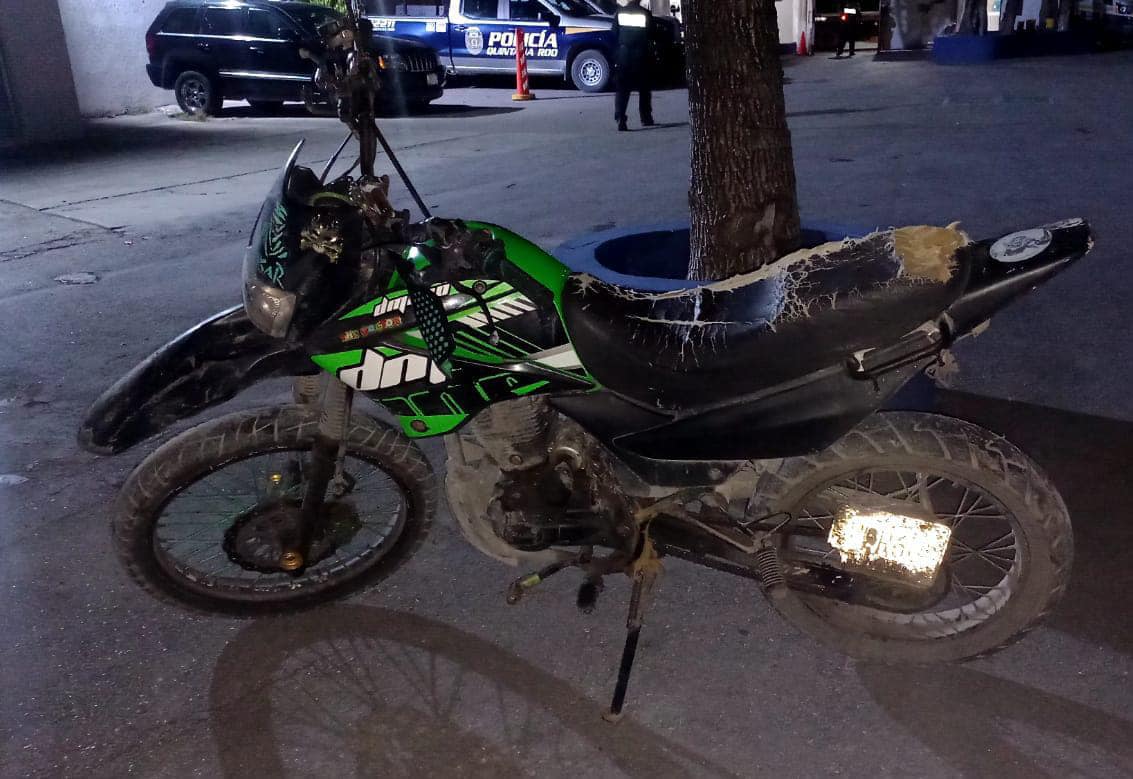 Detienen por robo a un menor en el fraccionamiento Tierra Maya; policías lograron darle alcance cuando escapaba en una motocicleta.