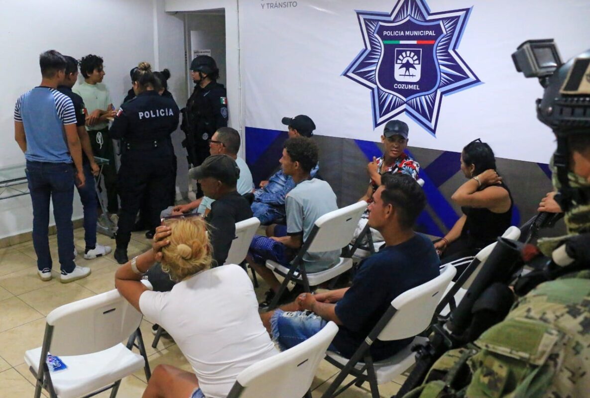 Recala grupo de cubanos en la Isla de la Pasión en Cozumel; son 10 los caribeños que arribaron en una embarcación hechiza.