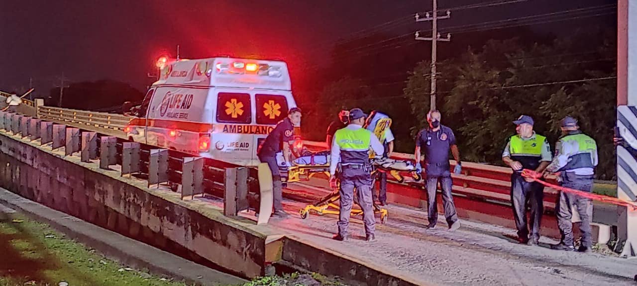 Fallece una mujer al caer de un volquete en el Bulevar Playa del Carmen; la pesada unidad dio un acelerón para subir el puente de la CTM.