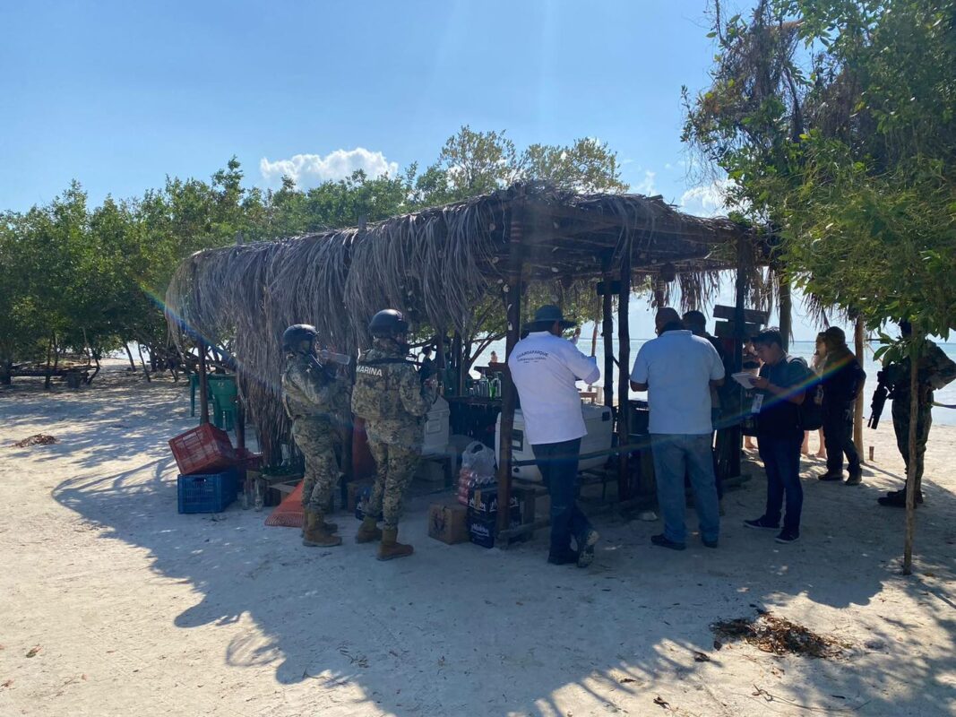 Clausuran negocios que se apropiaron de playas en Holbox; cumplen las autoridades con el rescate de los arenales para el disfrute de todos.