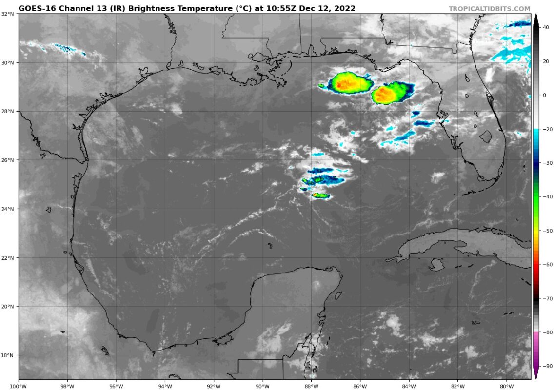Pronóstico del clima para hoy lunes 12 de diciembre en Quintana Roo; cielo medio nublado por la tarde con chubascos en la entidad.